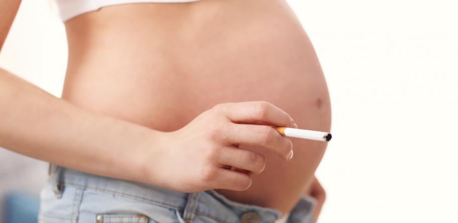 smoking pregnant woman
