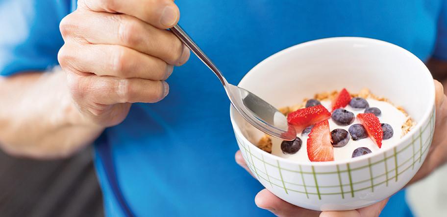 yoghurt berries cereal breakfast