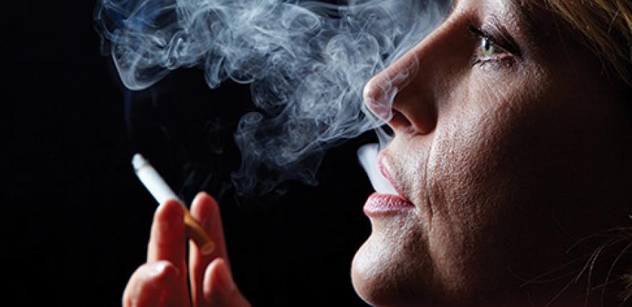 Young woman (30s) smoking